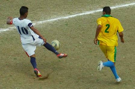 El internacional Dayron Blanco juega con Las Tunas ante Ciego de Ávila, en fútbol cubanoi